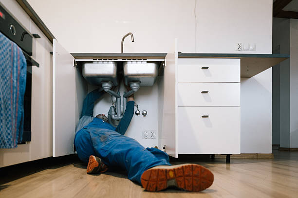 Professional Emergency Plumber technician working in Ridgewood, NJ